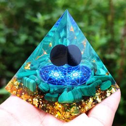 Decoratieve objecten Beeldjes Orgonite Pyramid Peridot Healing Crystal Energy Generator Symboliseert Lucky Gather Fortune Protection Meditati