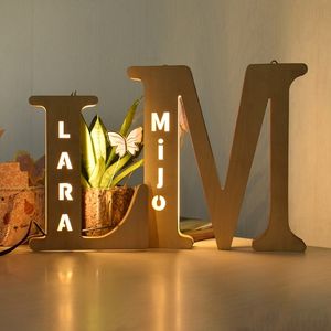 Objets décoratifs Figurines Nom personnalisé Alphabet Décoration en bois Lumière de nuit de nuit LED LED MUR LETTRE MURS ORNALE Initial pour bébé 230817