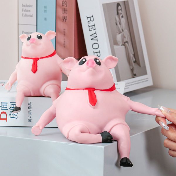 Objetos decorativos Figuras Juguetes de descompresión de cerdo rosa Lindo Ajuste de la bufanda roja inspiradora Piggy Doll Seliving Toy for Kids 230817
