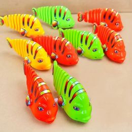 Objetos decorativos Figuras Plástico WindUp Wiggle Fish Toys Running Clockwork Classic Toy Born Spring para niños 230921