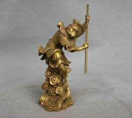 Decoratieve objecten Figurines Rare China Myth Bronze Sun Wukong Monkey King Hold Stick Fight Statue 230817