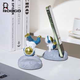 Objets décoratifs Figurines ROOGO Hip Hop Astronaute Sculpture Petit espace créatif Support de téléphone pour bureau Résine Miniature Home Decor 230111