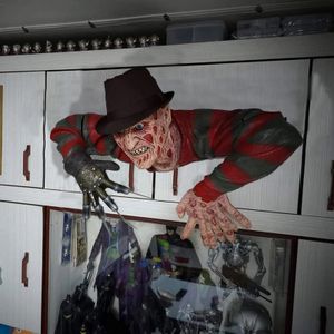 Decoratieve objecten Figurines Ruby's Elm Street Nightmare Krueger 322515cm Tomb Walker Decor Halloween Christina Horror Gift Moving Figuur Ornament 230812