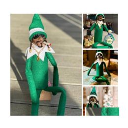 Objets décoratifs Figurines Snoop sur un perron de Noël Elf Doll Spy Bent Home Decorati Année Cadeau Jouet 220606 Drop Livraison Jardin Dhb7J