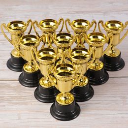 Decoratieve objecten Figurines Trophy Trofeeën Kids Mini Award Plastic Awards voetbal Goud voor beloning en Party Small Halloween World Golden Model 230815