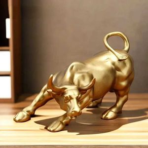 Decoratieve objecten Figurines Wall Street Bull Figurine Stock Market Mascot Golden Ox Standbeeld Art Crafts Animal Sculpture for Living Room Home Decoration T2405