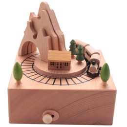 Decoratieve objecten Beeldjes Houten muziekdoos met bergtunnel met kleine bewegende magnetische trein speelt 230718