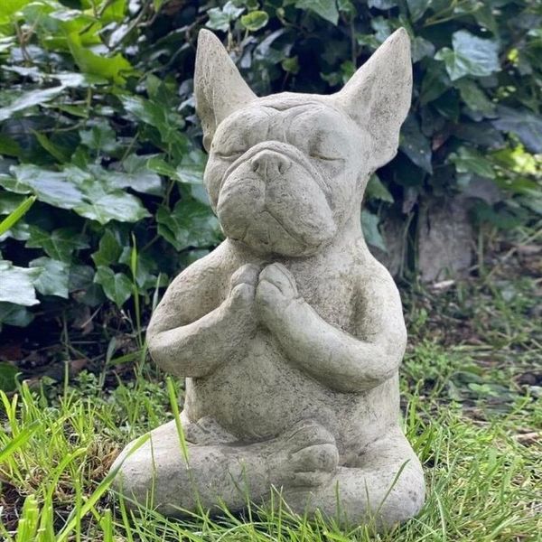 Objetos decorativos Figuras Yoga Pose Meditation Estatuas de resina de perros Ornamentos impermeables Oración Zen French Bulldog Sculpture Crafts Garden 230508