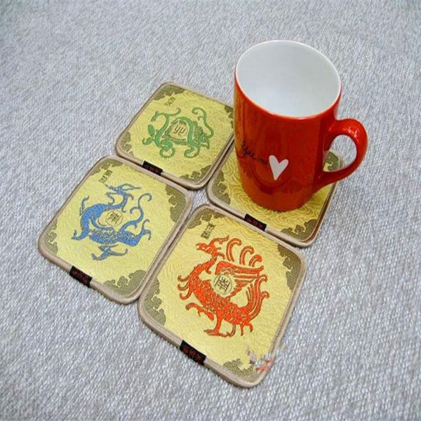 Décoratif Licorne De Noël 4 Tasses Sous-Verres Ensemble Faveurs De Fête Chinois Brocart De Soie Carré Thé Café Coaster Monster Pad Table Mat 271R