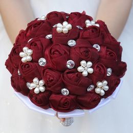Flores decorativas de la boda Mano nupcial que sostiene el ramo Real Touch Rose Ramo de novia Perlas Cristales Flores de seda con cuentas Suministros de boda