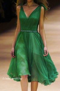 Vestido de coquetel verde esmeralda com decote em V profundo Alexander M. Vestido de festa formal de chiffon na altura do joelho com contas
