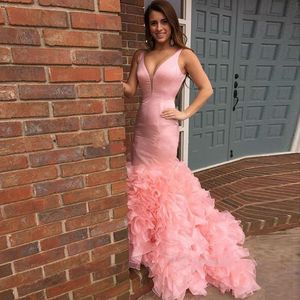 Vestidos de fiesta de sirena con cuello en V profundo, tren de barrido con volantes, vestidos de noche de celebridades de organza, sin mangas, con cremallera en la espalda, vestido de fiesta sexy