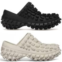 Defender Clog Sandalias de diseñador de caucho negro para hombre Plataforma para mujer Suela de neumático Sandale Zapatos de playa de verano blancos exagerados Zapatillas famosas de lujo de París