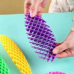 Vervormbare plastic sensorische granaatschervendecompressie Fidget worm kleine aardappelpalmspel knijpen plezier stress relief speelgoed c001