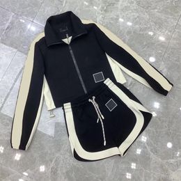 Deisgner Chándales de mujer Color de contraste Chaqueta de cincha de manga larga Pantalones cortos Estilo de calle informal Ropa deportiva Traje deportivo de verano Mujer Cremallera Diseño Tops