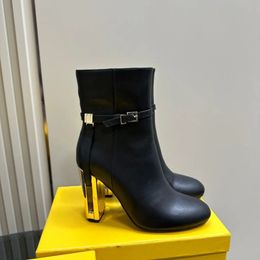 Delfina Bottines à talons hauts en cuir véritable noir pour femmes, talon bloc de styliste avec détails découpés et chaussures à motif en métal doré, chaussures d'usine de qualité supérieure
