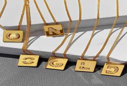 Cadenas de delicatessen collar de oro de 14k para mujeres Saijia Diamond 26 letras Indiferferencia Eglish Square Cadena de clavícula 3294171