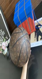 Delicare -ontwerper PU Leer Basketball Ball Party Favor Fashion Classic Brown Merch Ball Commemorative Edition Size 7 Basketballs4908214
