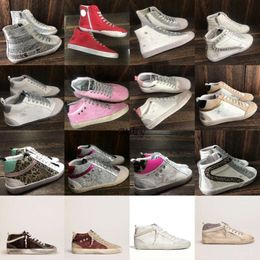 Deluxe Brand Mid Star Golden Sneaker High Top Chaussures Star Sneakers Casual Classic Glitter Designer Femme Hommes Mode Blanc Do-Old Dirty Cuir Designer Shoe Slide 015