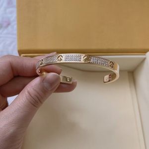Bracelets de bracelets en diamant complet de luxe Gold f femme lettre grave bangles ouverts bijoux de mariage pour les femmes en gros