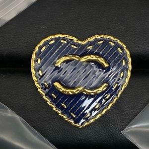 Denim blauw hart broches designer pins broche merk brief pin hoge kwaliteit mannen dames broches pak pin bruiloft feestjurk sieraden accessoires geschenken