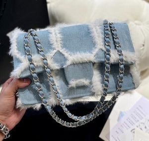 Denim Fluffy Tassel Flap Bags Womens Classic Faux Fur Silver Metal Hardware Chain Shoulder Crossbody Pluffy Purse Designer Handtassen met grote capaciteit 25/30CM