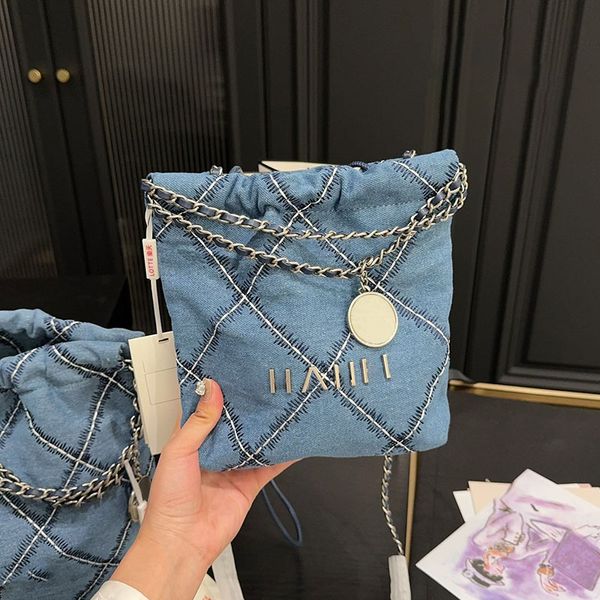 Denim Gold Femmes 22 Sac Poubelle Grande Capacité Sac Fourre-Tout Matériel Doré Chaîne Réglable Sac À Main De Luxe Mignon Sous Les Bras Fanny Pack Pochette Voyage Sacs D'aéroport 23 32CM