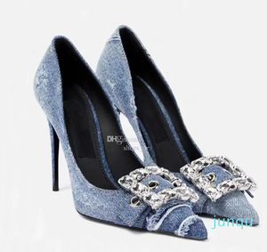 Zapatos de tacones altos de mezclilla Bombas Decoración embellecida de cristal para diseñadores de lujo de 105 mm Zapato de vestir Zapatos de noche Zapatos de noche Calzado de fábrica para mujer