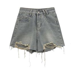 Shorts perforés en denim pour les femmes au printemps Nouveau conception mince taille haute un pantalon à jambe large de ligne