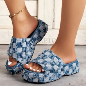 Denim Rome Femmes épaisses Slipper Plateforme d'été Talons décontractés Sport Béage Béage Blanches Fashion Robe de mode Femmes Sandales Flip Flop 240419