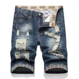 Jeans de short en jean pour les hommes en lambeaux en lambeaux et les bords perforés polyvalents et les pantalons en ruine plus taille 240422