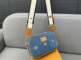 Sac à bandoulière en denim Sacs à bandoulière de luxe Hommes et femmes Sac de messager Sacs pour appareil photo Sac à main de créateur Le sac à poussière comprend une poche Deux packs de couleurs de haute qualité