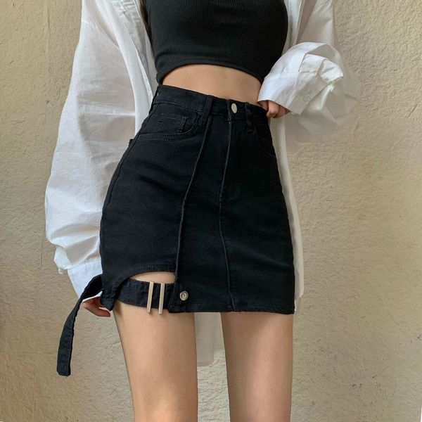 Falda de mezclilla Falda corta de cintura alta irregular con nalgas apretadas para el verano de las mujeres 2021 Nueva falda negra de una línea X0522