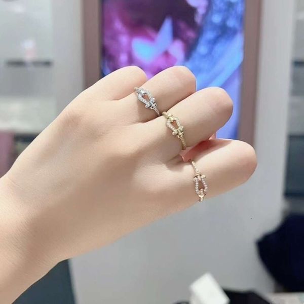 Desginer Freds Jewelry Anillo con hebilla de herradura con patrón trenzado de la familia Fei en oro en V de versión alta para mujer con patrón de alambre de acero Hebilla en forma de 8 con incrustaciones