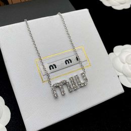 Ontwerper miui Miao's Miu's nieuwe brief volledige diamanten halsketting Lichte luxe Prachtig Veelzijdig en geavanceerd gevoel Hanger Live-uitzending