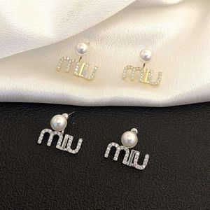 Desginer miui Miu's haute qualité lumière luxe perle boucles d'oreilles deux vêtements lettre douce boucles d'oreilles français Premium perle boucles d'oreilles
