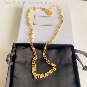 Desginer MUI Mui -ontwerper Miuimiui ketting Miss Miao 23 Springsummer Nieuwe metalen ketting Licht Luxe Miu Letter Ketting Kleine geurige windnetwerk rood dezelfde hoge e