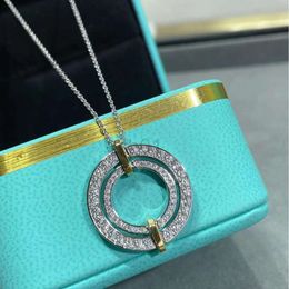 Desginer Tiffanybracelet Tiffanie T Familie Hollow Cross Full Diamond Necklace Hoge versie V Gold Hollow Big Round Cake Set met diamanten hanglanke sleutelbeen ketting f