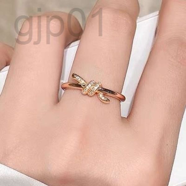 Desginer Tiffanybracelet Tiffanie T Familias Temperamento simple Anillo de nudos para mujeres 925 STERLING SILEPLED 18K Gold Diamond Twisted Bow Ring