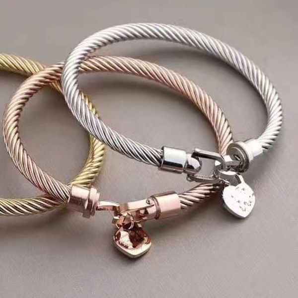 Desgoir Tiffanybracelet Tiffanie TiffanyJewelry Bijoux à bas prix Bijoux coréen Gravé 18K Gold Titanium Steel Womens T Family Classic Peach Heart Bracelet 2024