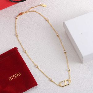 Desginer Valantino Jewelry 23 Automne Nouveau Huajia Water Diamond Simple et avancé Polyvalent et élégant Matériau en laiton Collier de chaîne de clavicule mince pour les femmes