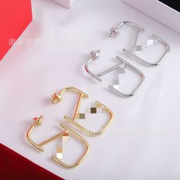 Desginer Valantino Jewelry Boucles d'oreilles à la mode simples et polyvalentes avec lettres anglaises 2023 Huajia en laiton de haute qualité pour femmes