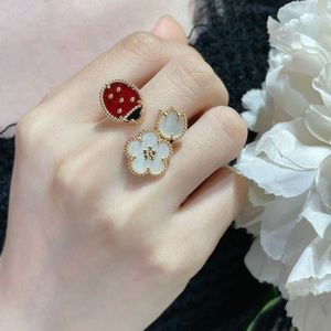 Fashion Classic Four Leaf Clover Bracelet Desginer van Cleff Bracelet VCAS Clover 925 Sterling Silver Fanjia Ladybug -ring Geplaatste met 18K Rose Gold Open Plum Blossom