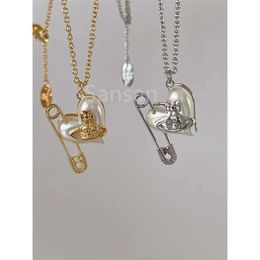 Desginer Viviene Westwoods impératrice douairière Vivian Saturn broches amour collier femmes lumière luxe filet rouge vent torsadé pêche coeur planète pendentif collier chaîne