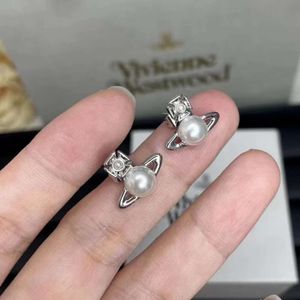 Desginer Viviene Westwoods Impératrice douairière de l'Ouest le même style Ins Saturn Pearl Boucles d'oreilles pour femmes Silver Planet Pearl Boucles d'oreilles