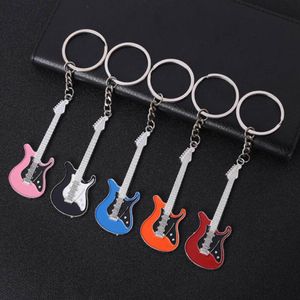 LLavero de guitarra clásica de diseño, llavero de coche, colgante de instrumentos musicales para hombre y mujer, regalo en 6 colores