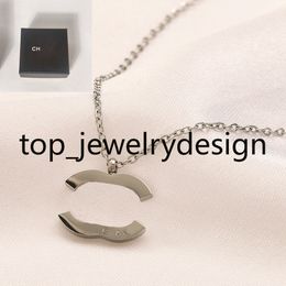 Design Diamond Letter Pendants Collier de créateur Collier de joint en acier haut niveau Colliers de marques de perles