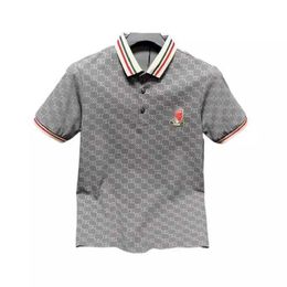 Polo imprimé brodé design avec col pour hommes d'été affaires et loisirs T-shirt à manches courtes, T-shirt pour hommes enseignants, polo rayé de grande rue