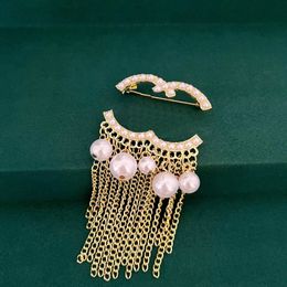 Conception pour femmes hommes cadeaux d'amour broches de haute qualité lettre argent plaqué cristal classique gland perle broche concepteur de luxe amour bijoux broches