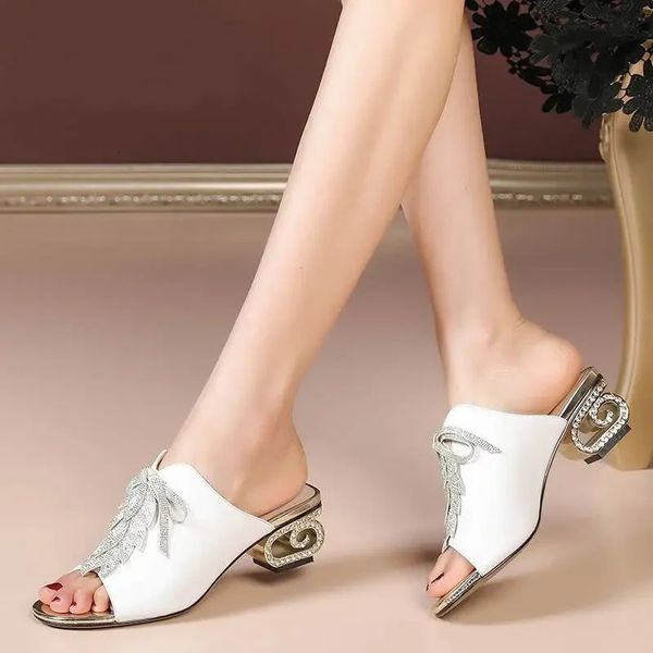 Diseño para el control deslizante de la hoja de diamantes de imitación en 2024 Strange tacones altos zapatos de verano Peeping Toes Dropper blancos 240426